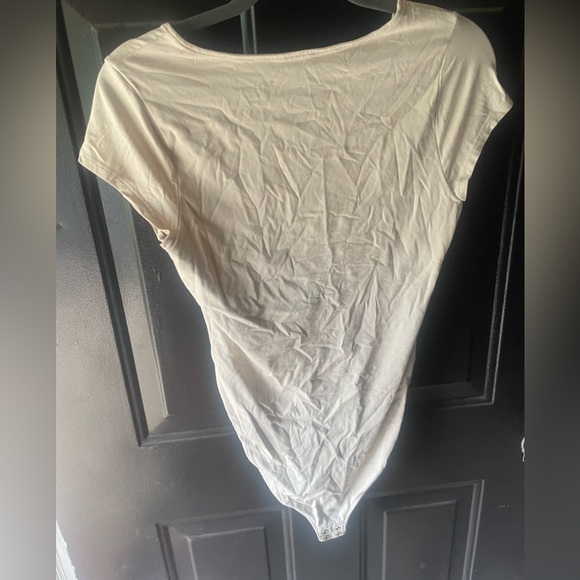 Fitted Short-Sleeve V-Neck Bodysuit - Picture 4 of 4